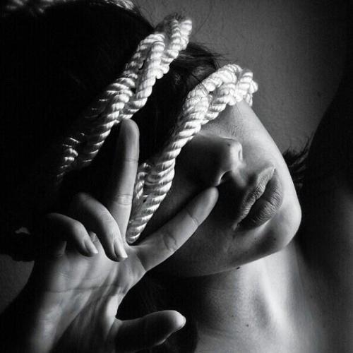 depal:  essenzabdsm:  “ Slave ” Donna prima di tutto e non oggetto o quant’altro …. Donna che decide e sceglie d’affidarsi in mani sicure dove può apprendere e imparare ad essere ciò che sente nell’animo e nella mente guidata da un Padrone