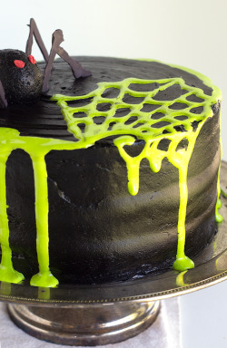 sweetoothgirl:  Spooky Spiderweb Cake 