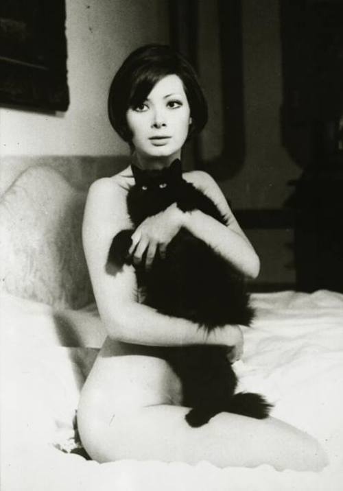 treadmill-to-oblivion:  Edwige Fenech and friend celebrate Caturday! Color version here. 