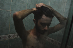 ilusoesdeantinoo:  No banho / Taking a showerph: https://instagram.com/theregularr/