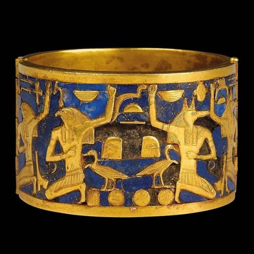 egypt-museum:Bracelet of Queen AhhotepThis bracelet of Queen Ahhotep is formed with two semicircles.