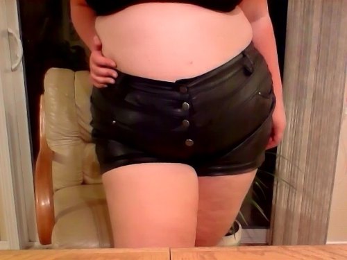 bbwsrock:  shialabeoufsgf:   Trying to show off my thighs but they are so much fatter than this my thighs are the best   (via TumbleOn)