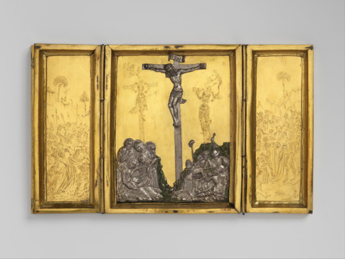 Tríptico con el Calvario, la Crucifixión y el Descendimiento obra flamenca o francesa realizada en c