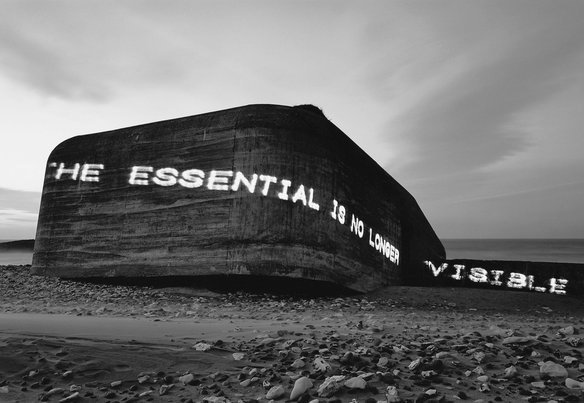 cyborges:  Magdalena Jetelová, Atlantic Wall, 1995. Laser projection of a quote