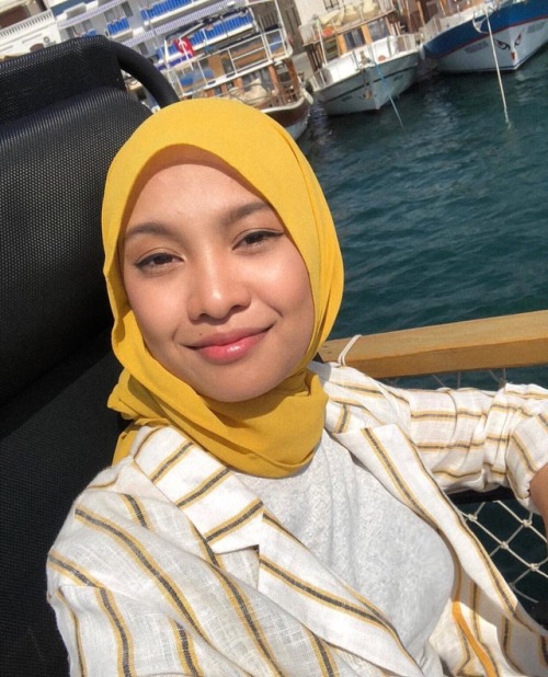 tukangmuatnaik: fakeboobsmy:Cumi cumi  perghh Nabila Razali