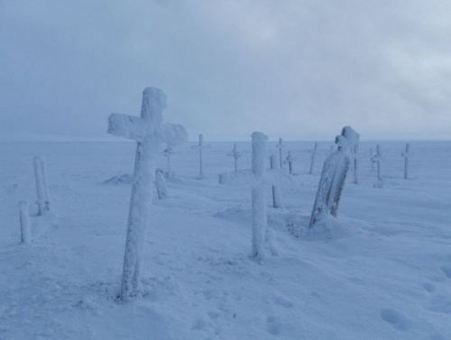 oosik:Kaktovik Cemetery, AlaskaAnybody need cover art for a goth band?