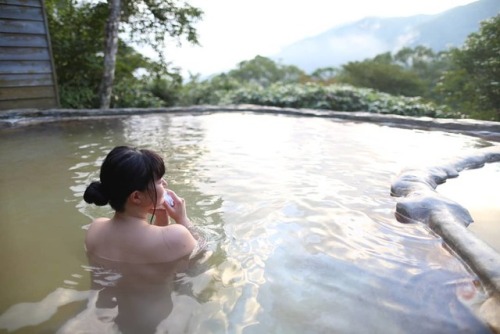 ２時間くらいかけて登山した先にある 三斗小屋温泉｢煙草屋旅館｣ ・ 混浴露天風呂から見える景色は絶景！ ただ、アブの多さにのんびり浸かる事ができなくて残念… ・ 21時には完全消灯で6時30分から朝食