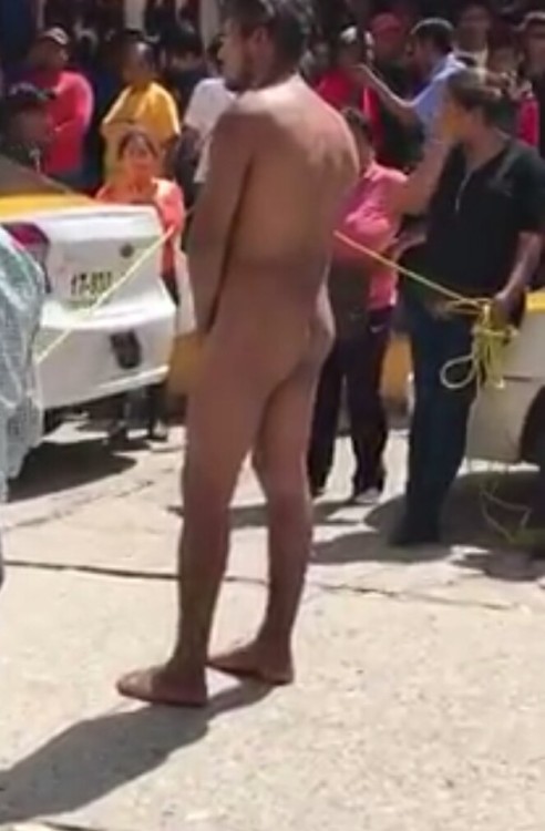 chicosguaposlindos:  Detienen y Desnudan a un Ladrón de celular