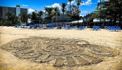 Art, everywhere! Sand Mandala: @madelyn_greco@puertoricogram #artadventures #playaislaverde #puert