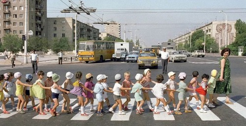 sovietpostcards:Kindergarten crossing