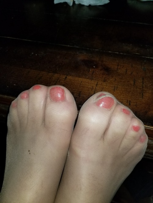 Both feet showing off there pretty little  toe  nails