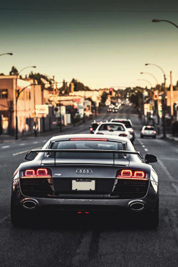 themanliness:  Audi R8 Crusin | Source |