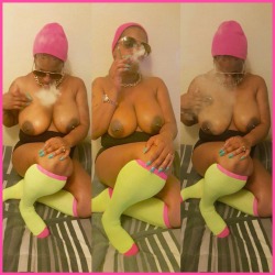 valdesha1:  FBF..Flashing back to 420!!..#STONERCHICK#SEXY#PINK#BROWN#EBONY#SMOKE#CURIOUS#VAIN🍃