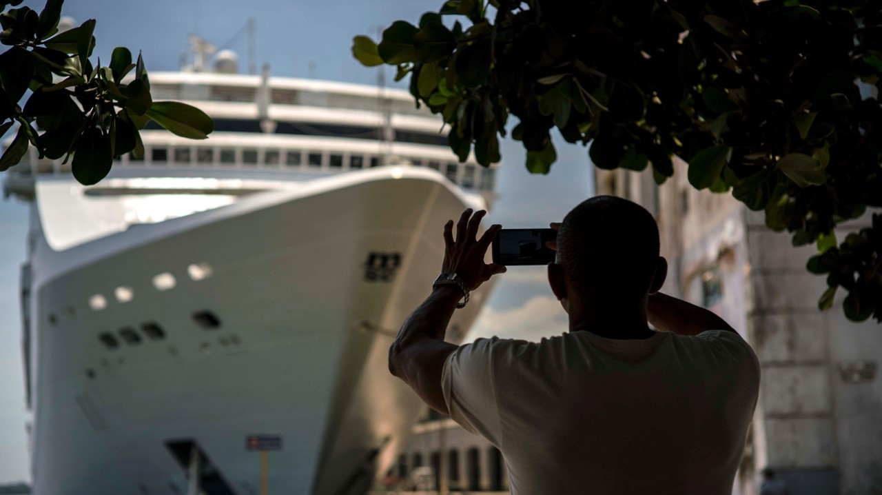 LA HABANA. Los operadores de tours y de cruceros dicen que no tendrán problemas con las nuevas normas fijadas por EEUU para los viajes a Cuba. Pero numerosos estadounidenses que quieren viajara a la isla por su cuenta están cancelando sus planes y...