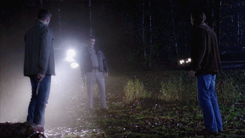 luvr4photography:the-road-to-perdition:crossroadscastiel:Let’s talk about Dean’s reflexes + knife th