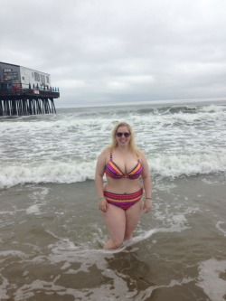 chubby-bunnies:  I was so nervous about actually wearing this on a beach, but I did it and I felt awesome. Come talk to me:http://clueless-kaykay.tumblr.com  Delicious