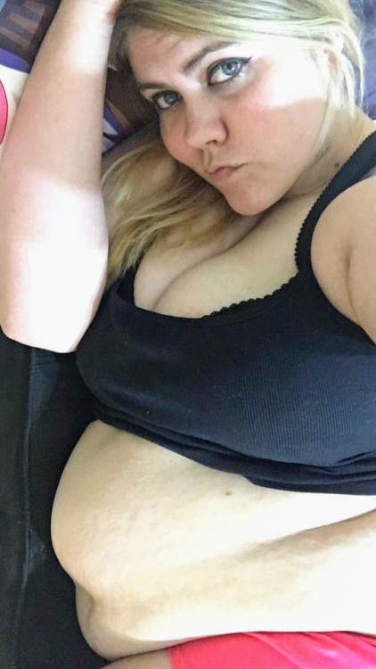 cheesequakebbw:  Good morning loves! I don’t want to get out of bed this morning lol.