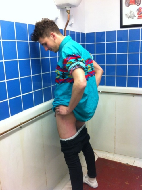 englishlad1991: shopboy101: theguyspy: hot catching your mates at the urinal Sexy englishlad1