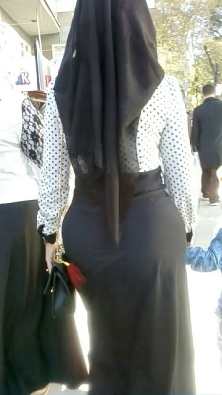 slutshoejabi:       Biggest hijabi ass 