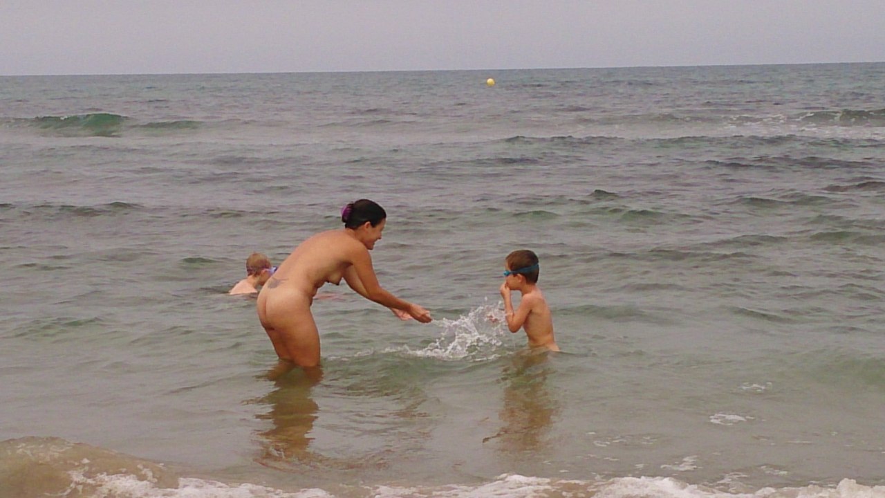 naturistelyon:  Spanish family at the beach