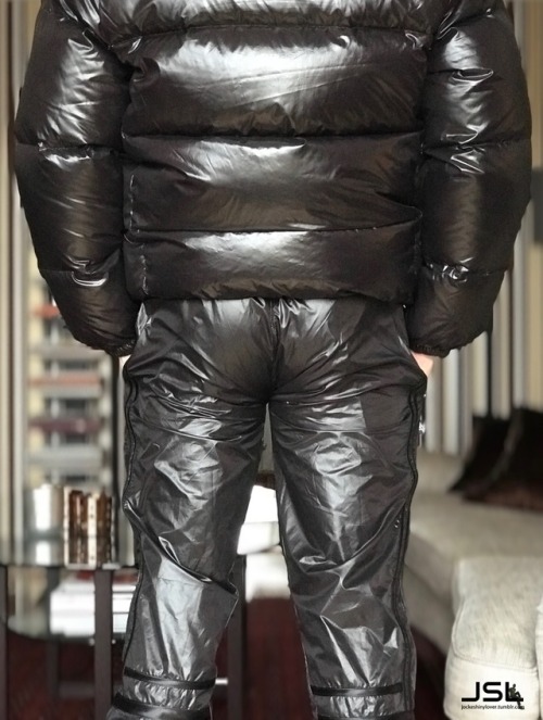 downboy28:jockeshinylover:Happy New Year shiny boys!!!Hot!!