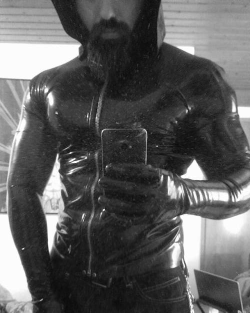 Closer view #latex #rubber #latexfetish #rubberfetish #latexcatfish #gummi #beard #latexfashion #rub