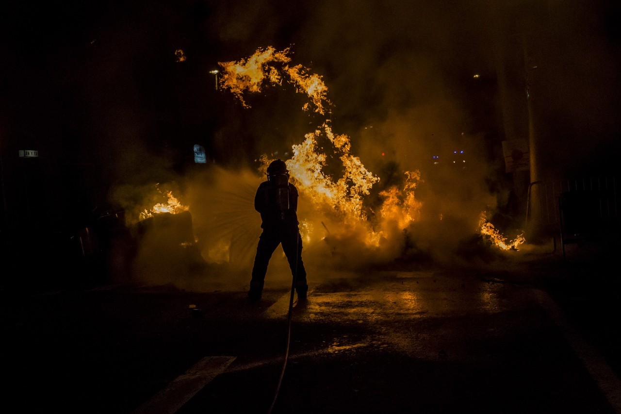 DISTURBIOS EN BARCELONA. Miles de personas asisten a la protesta contra la detención del ex presidente de la Generalitat, Carles Puigdemont, ante la sede de la Comisión Europea en Barcelona. Manifestaciones y disturbios en las calles de...