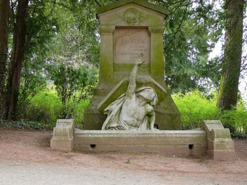 griffstream:  antipahtico:  Tomb of Jules Verne | Amiens | France   perfect 