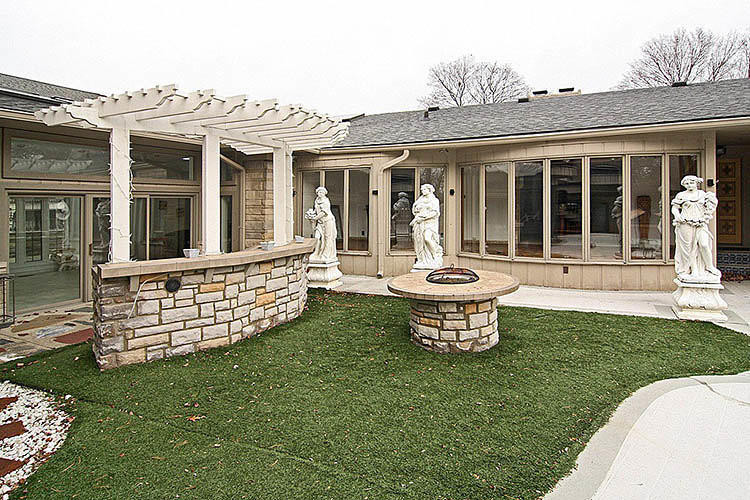 piercingsandink:  ryanpanos:  The Ugliest House In America | Via Designers with