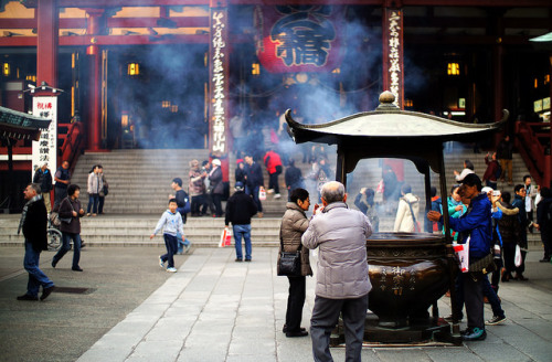 thisisnippon:Praying for Good Fortune at Senso-ji (浅草寺) in Tokyo Japan by TOTORORO.RORO on Flickr.