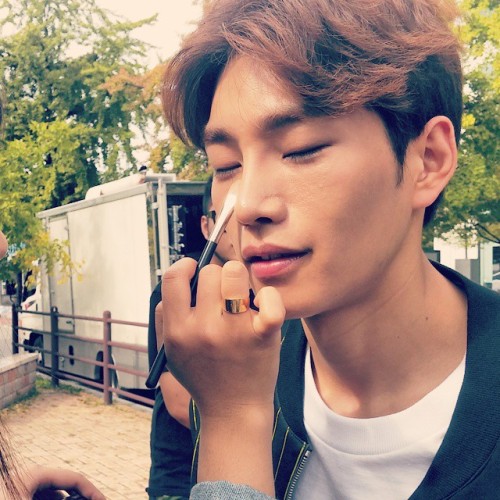 koreanmalemodels:  Kim Jaeyoung, behind-the-scenes of KBS drama Blade Man (cr: hyangeun8716) 