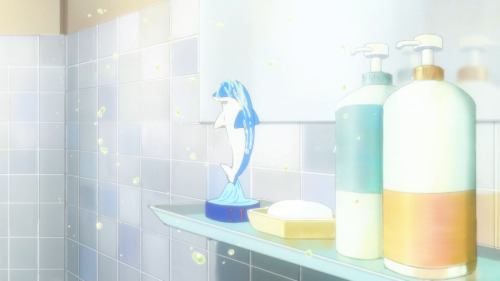 matsuoka-lin:  targetlost:  I keep seeing people saying the dolphin toy is the keychain that Makoto gave him, but they’re clearly two different toys. The keychain is smaller and has a completely blue tail. The toy in Haru’s bath came with a base and
