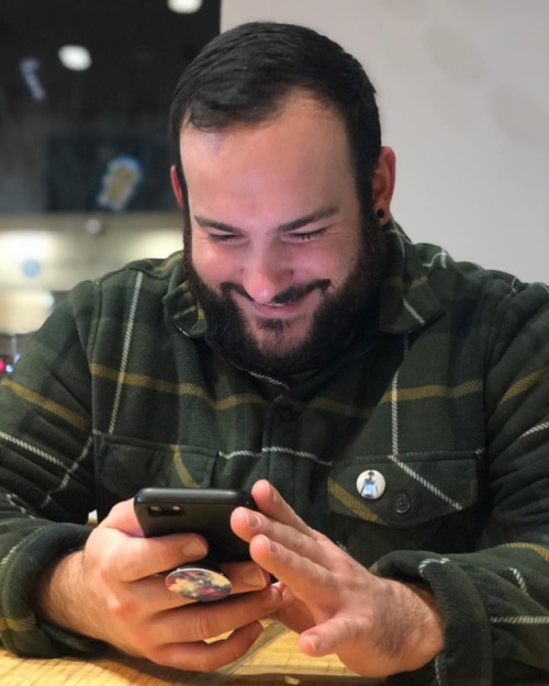 malemotive:  weightandsea:Caught phone-handed. 📷: @_niciaaa_  (at Infused Tea Lounge) So damn cute