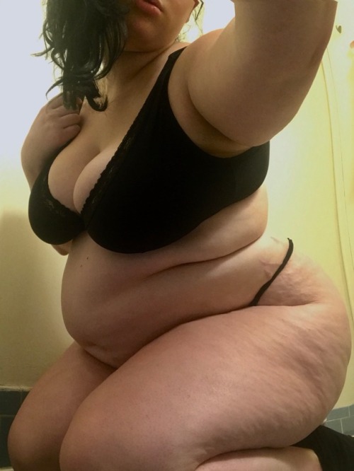 ffafeed:Just a fat slut with a huge gut 💕😊