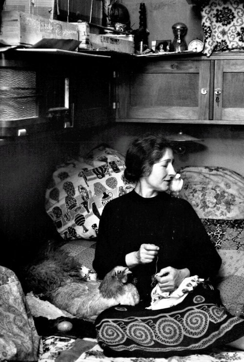 Nina Leen - Marguerite et sa poule, Paris, 1956.