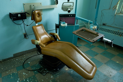 lil-tiana-marie:  ianference:  Not every scene from an abandoned asylum looks like a scene straight out of Dresden circa 1946.  Clean up the paint chips, and cut the vines climbing in through the window, and this might just look like a modern dentist’s