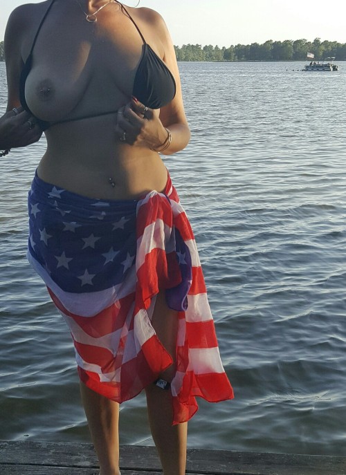 sassyass2525:  @sassyass2525 Lake Boobies!!!! 😄😆😁❤❤❤ Some fun lake flashing on 4th of July weekend!!  🎆🎉🎆🎉