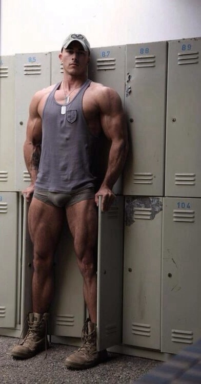 glucotoby:  brandexnyc:  Great set  massive upper body, lean at the waist: hot!