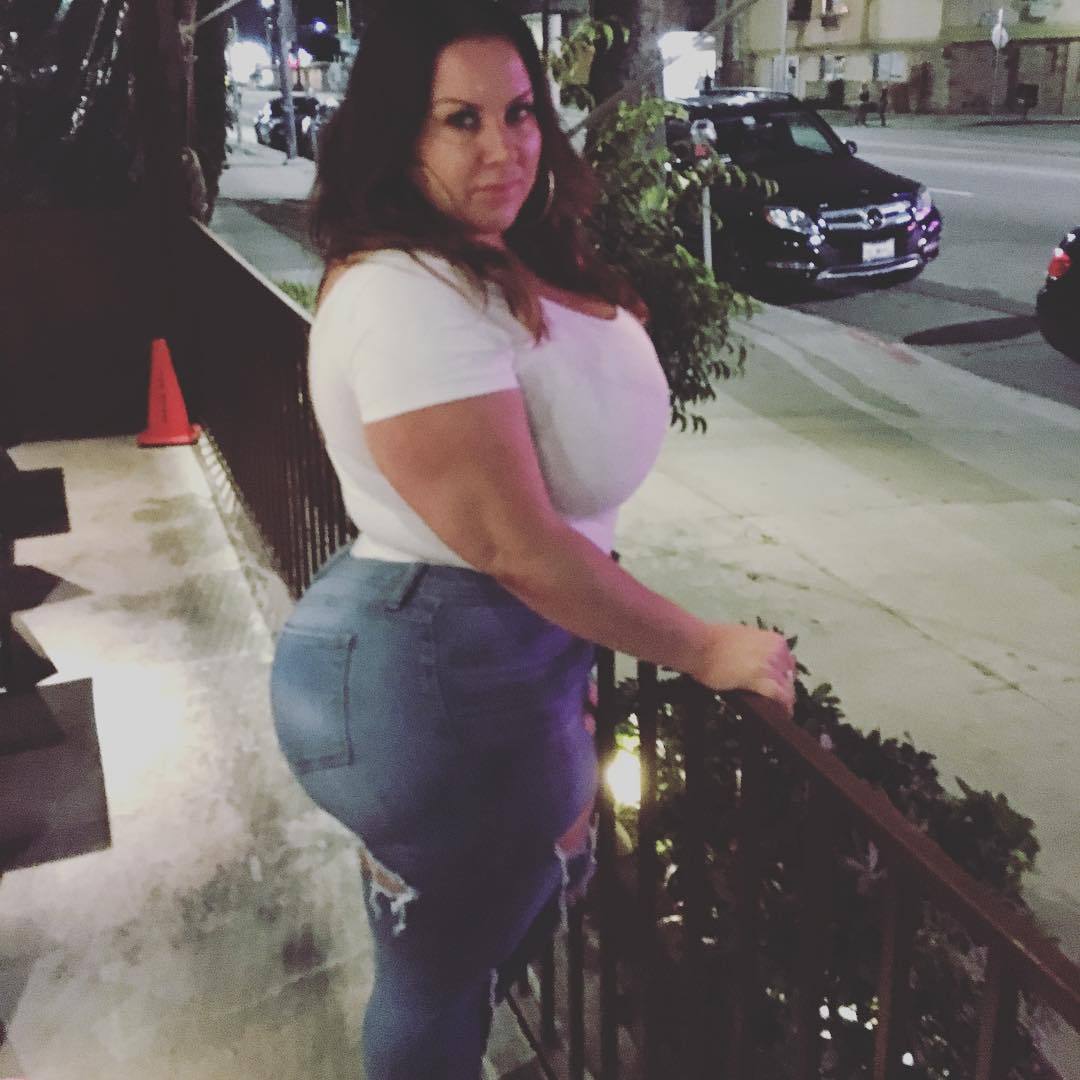 curvylover1975:  Damn look at that ass 