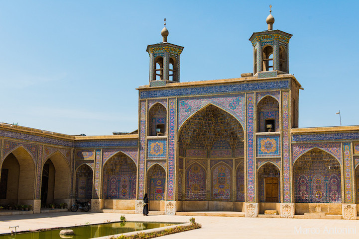 deducecanoe:  mymodernmet:  The stunning Nasir al-mulk Mosque hides a gorgeous secret