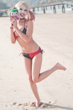 sakafai:  Harley Quinn playing on the beach! By the nice Kitty Young. Photo by Ron Gejon Photography. 