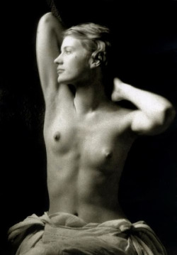 Fragilesubmission:  Self Portret From Lee Miller Elizabeth “Lee” Miller, Lady