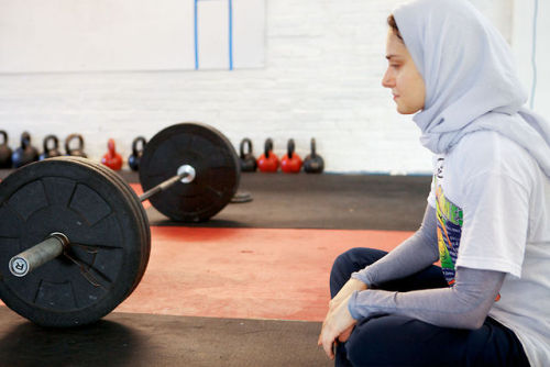 2brwngrls:aquilastyle:Muslimah weightlifter wins right to compete in modest clothingHeavy lifting do