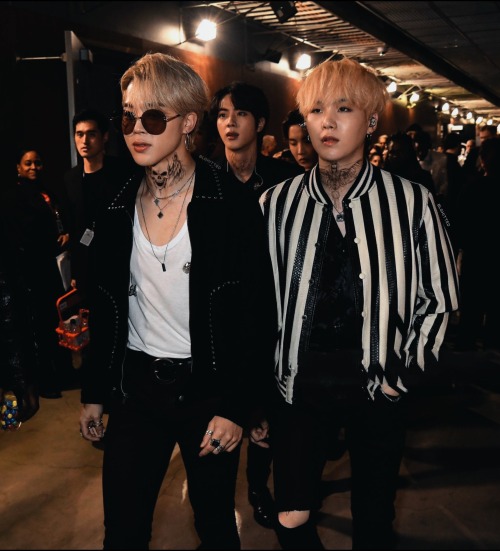 BABE, IDK IF YOU HAVE SEEN GRAMMYS OR THE BACKSTAGE PICS BEFORE THE BOYS PERFORMANCE, BUT SOMEONE MADE