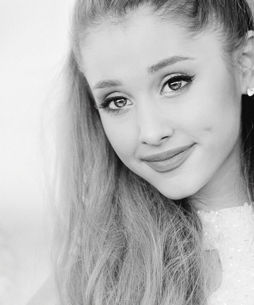 arianagrante:  The Shrine Auditorium: FOX’s Teen Choice Awards   笑起来露出酒窝