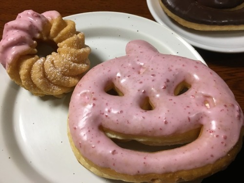 greenminister:差し入れにミスドのハロウィンキャンペーンのドーナツをいただきました。  Gimme! 