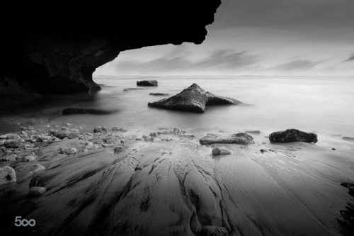 artblackwhite:Serenity by bimohakito beach,blackandwhite,landscape,longexposure,monochrome,natural,nature,seascape,water,waterscape