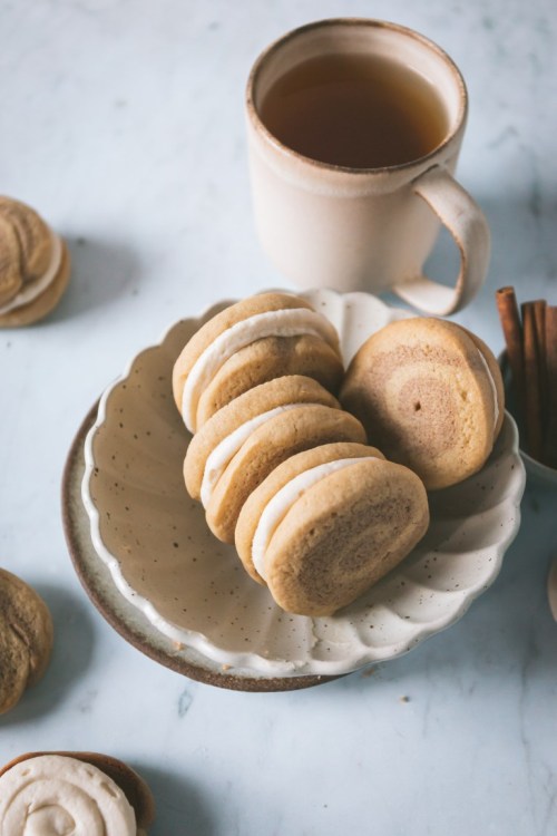 sweetoothgirl:Cinnamon Roll Cookie Sandwiches