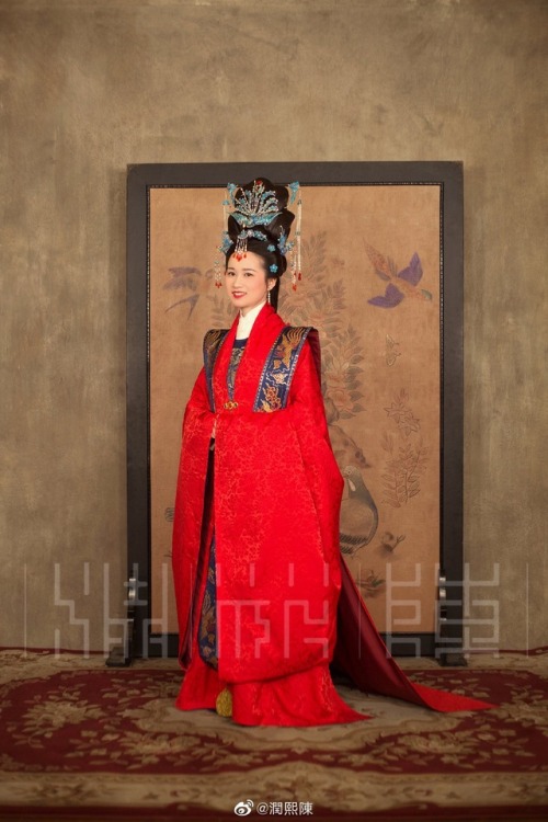 ziseviolet:Traditional Chinese Wedding Hanfu in the style of the Ming Dynasty.