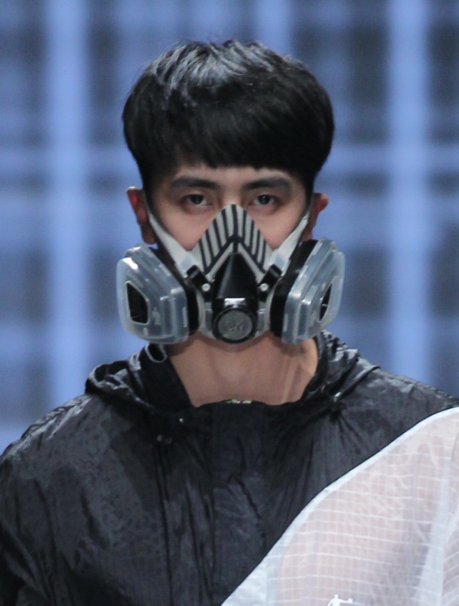 cvntfetish:  bodyfluids:  Smog masks at QIAODAN Yin Peng S/S 15 China Fashion Week 